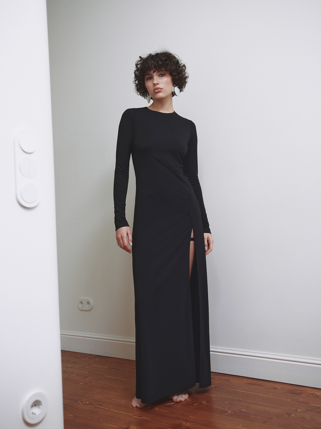 Чорна довга сукня з розрізом
