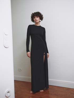 Чорна довга сукня з розрізом