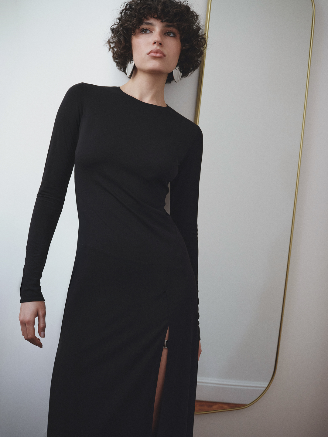 Чорна довга сукня з розрізом