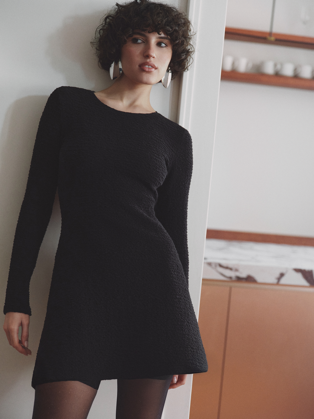 Чорна коротка фактурна сукня