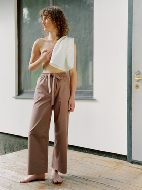 Сіро-бежеві штани y піжамному стилі